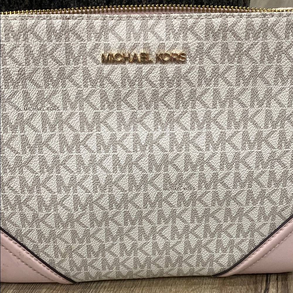 Michael Kors Pink and White Crossbody Bag with Gold Hardware - Picture 2 of 8